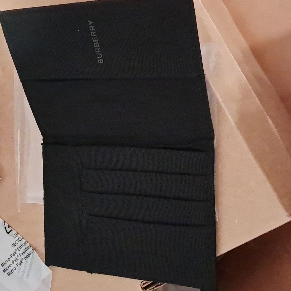 NWT NIB Burberry Passport Holder - Picture 3 of 4